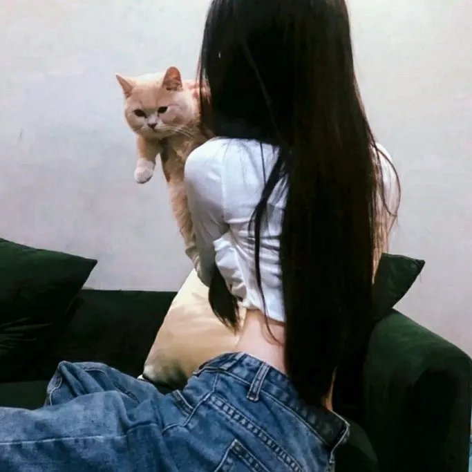 泳池里的女人